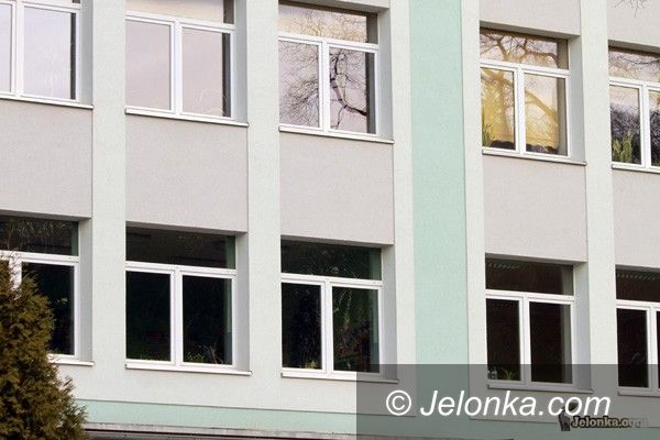 JELENIA GÓRA: Termoizolacja jest, termostatów brak. W szkołach