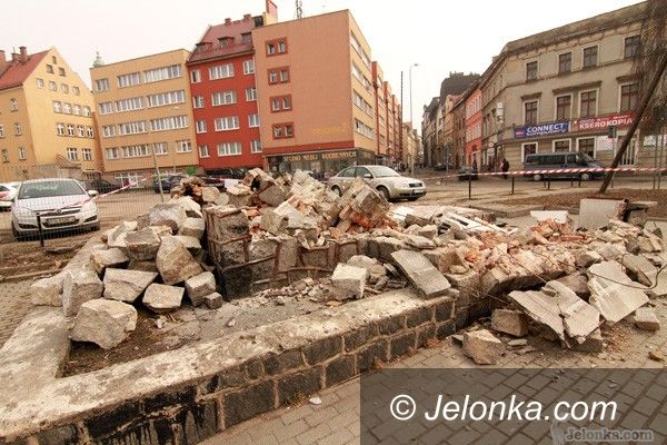 JELENIA GÓRA: Pawiloniki do rozbiórki. W centrum miasta