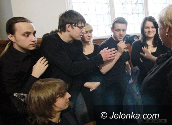 JELENIA GÓRA: Wystawili „Kartotekę” w szkolnej auli. W Roku Różewicza