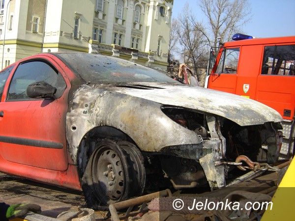 JELENIA GÓRA: Płonący peugeot w centrum Jeleniej Góry
