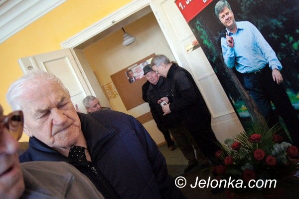 JELENIA GÓRA: Tablica pamięci Jerzego Szmajdzińskiego odsłonięta. O 8.41 pod siedzibą SLD