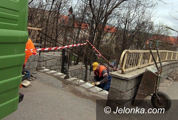 JELENIA GÓRA: Wygodniej po schodkach