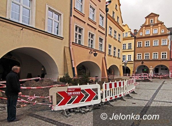 JELENIA GÓRA: Plac Ratuszowy „pod gazem”