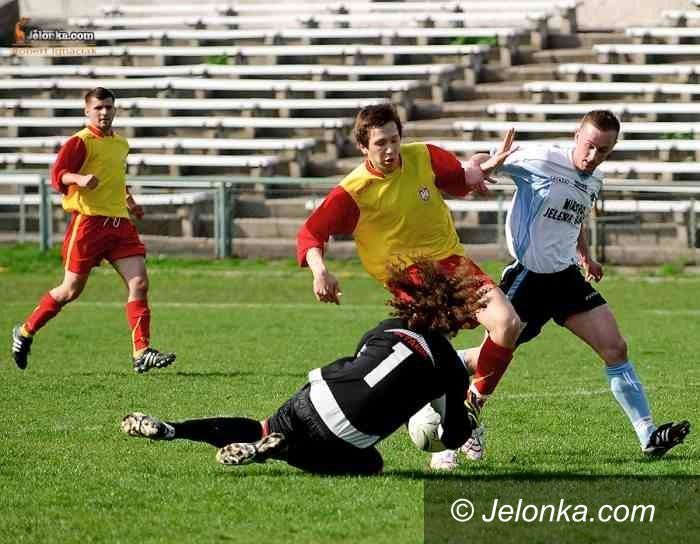 IV-liga piłkarska: Karkonosze są o krok od wydostania się z zagrożonej strefy, co jeszcze w IV–lidze?