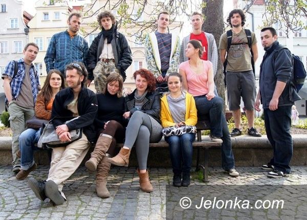 JELENIA GÓRA: „Flash mob” pod Ratuszem! Trzyminutowy koncert z udziałem przechodniów