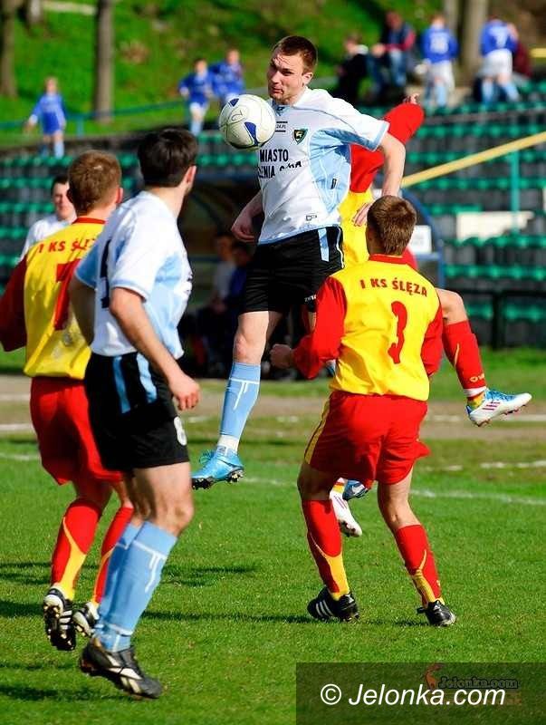 IV-liga piłkarska: Kolejny wyjazd piłkarzy Karkonoszy, będą walczyć o 3 punkty