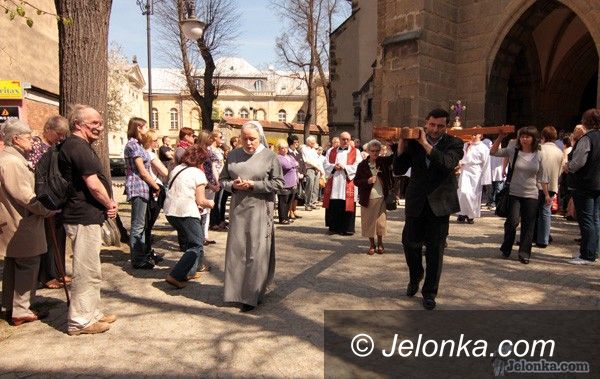 JELENIA GÓRA: Sacrum w codzienność wplątane. Droga Krzyżowa na ulicach