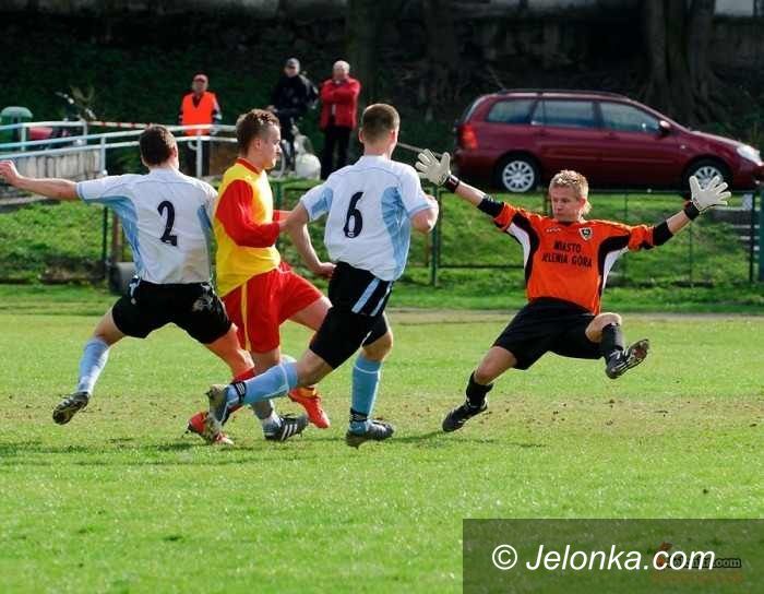 IV-liga piłkarska: Porażka Karkonoszy, wciąż jesteśmy jednak ponad kreską – co jeszcze w IV–lidze?