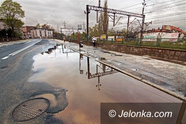 JELENIA GÓRA: Po awarii wodociągu. Kałuża jak morze