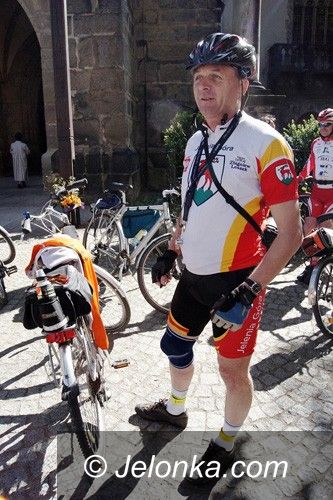 JELENIA GÓRA: Ruszyli „Śladami ks. Karola Wojtyły”. Na rowerach
