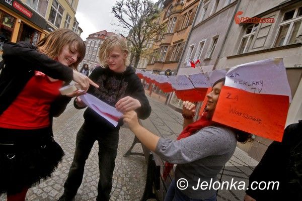 JELENIA GÓRA: W święto flagi narodowej. Happening przeniesiony