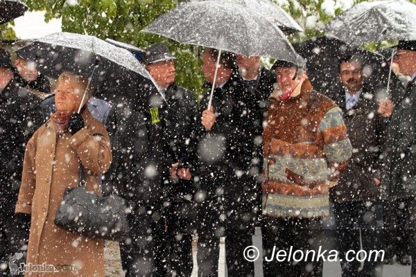 JELENIA GÓRA: Ciesz się Matko Polsko! Święto Konstytucji w bieli śniegu