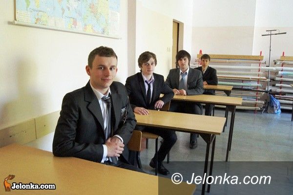 Jelenia Góra: Zdawali języki. Abiturienci „przeżyli” trzeci dzień matur