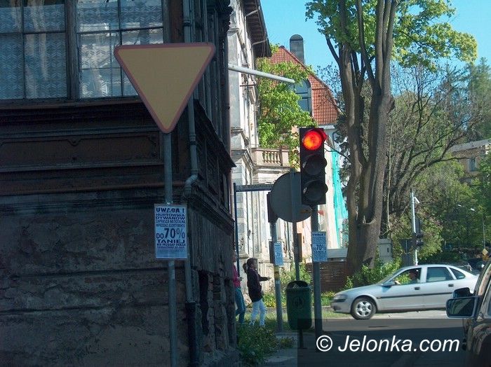 JELENIA GÓRA: Obwiesili miasto nielegalnymi reklamami