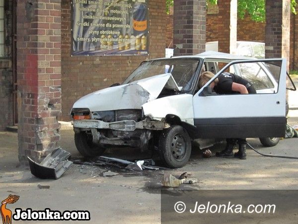 JELENIA GÓRA: Uderzył w mur i uciekł