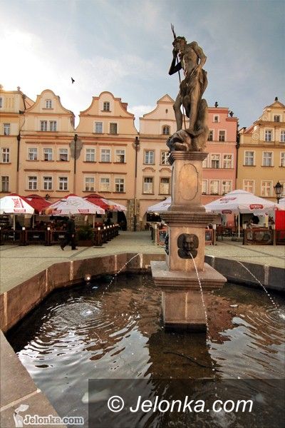 JELENIA GÓRA: Bardzo brudna fontanna w Rynku