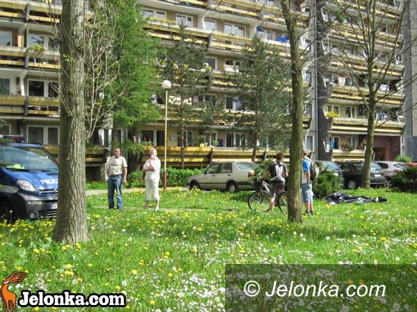 JELENIA GÓRA: Śmierć na placu zabaw. Przyczyna nieznana