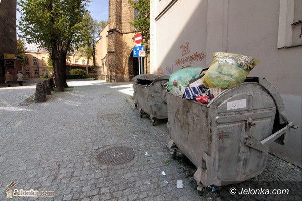 JELENIA GÓRA: Sprzed bazyliki znikną śmietniki