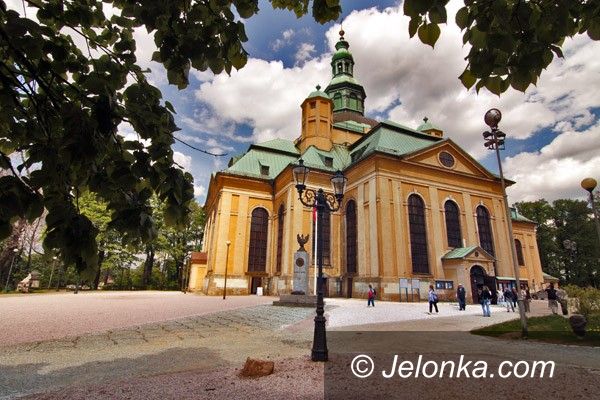 JELENIA GÓRA: Nowe latarnie przy Świątyni Łaski