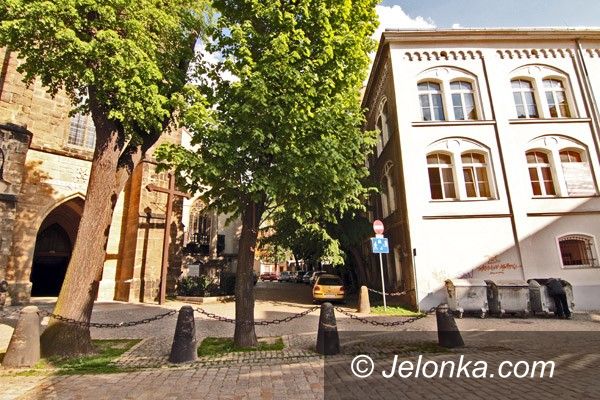 JELENIA GÓRA: Wróciły śmietniki przed Bazylikę Mniejszą