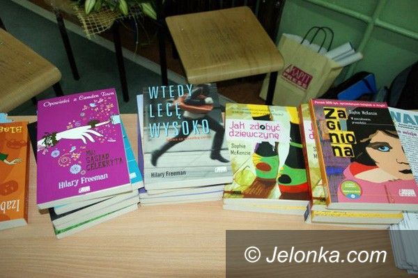 JELENIA GÓRA: Z młodzieżową książką „na walizkach”