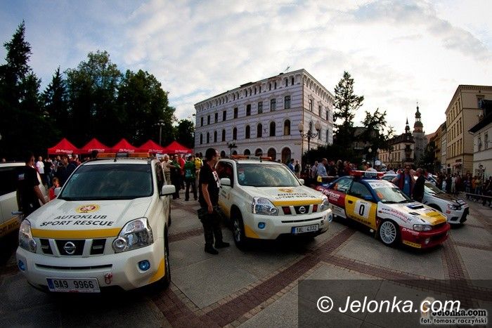 Jelenia Góra: Rajdowcy przywitali Jelenią Górę – fotorelacja z ceremonii startu Rajdu Karkonoskiego