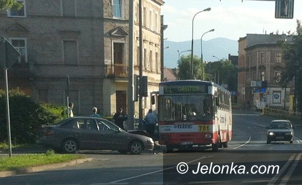 JELENIA GÓRA: Stłuczka auta z autobusem. Czyja wina?