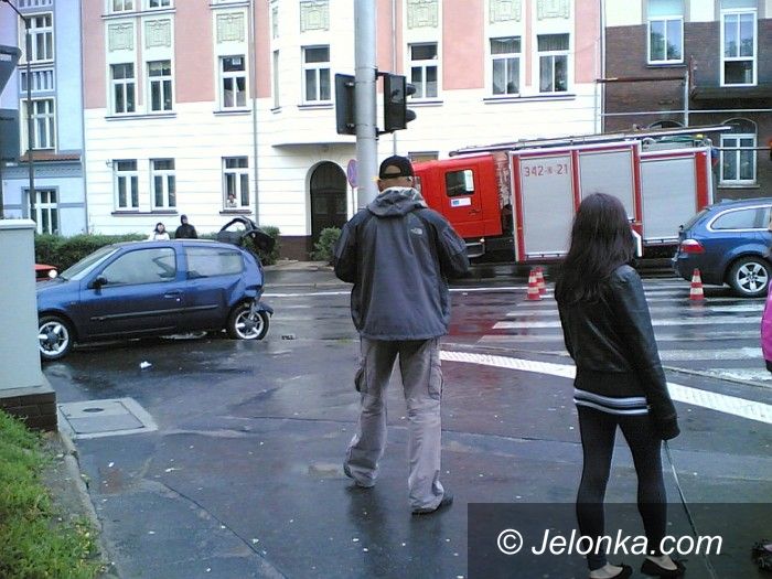 JELENIA GÓRA: Pogoda nie sprzyjała kierowcom. Stłuczki w deszczu
