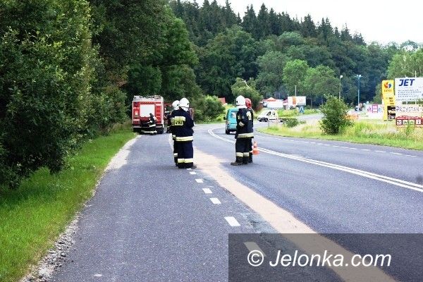 JELENIA GÓRA: Dachowanie i wypadek motocyklowy w Siedlęcinie. Wskutek rozlanego oleju
