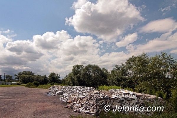 JELENIA GÓRA: Wysypują gruz przy stawie