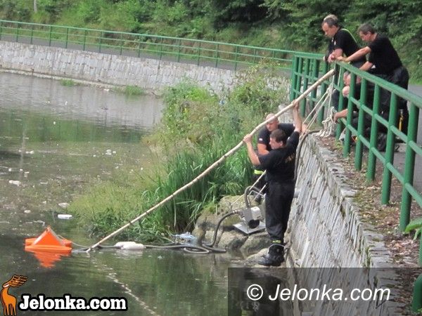 JELENIA  GÓRA: Rzeka ciągle zanieczyszczona. Strażacy pracują na Perle Zachodu
