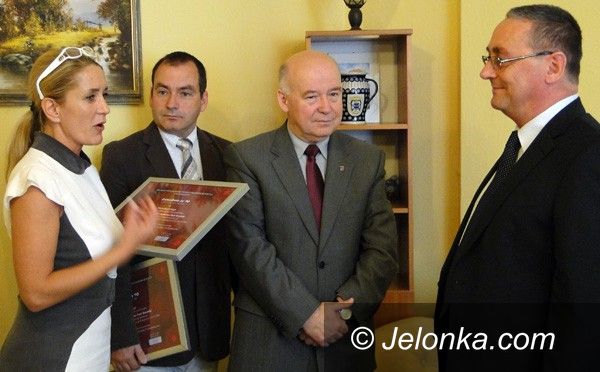 REGION JELENIOGÓRSKI: Złoto i ekologiczne opakowania. Praca za miedzą
