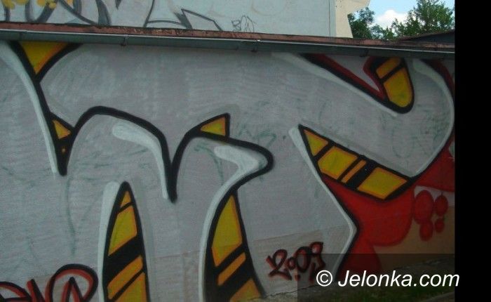 JELENIA GÓRA: Ochroniarz bazgrolił farbą po murach. Zamiast pilnować niszczył