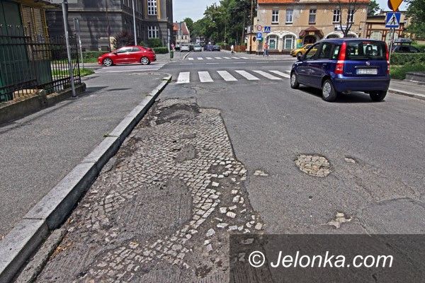 JELENIA GÓRA: Pochwała kostki brukowej? Trwalsze pod asfaltem