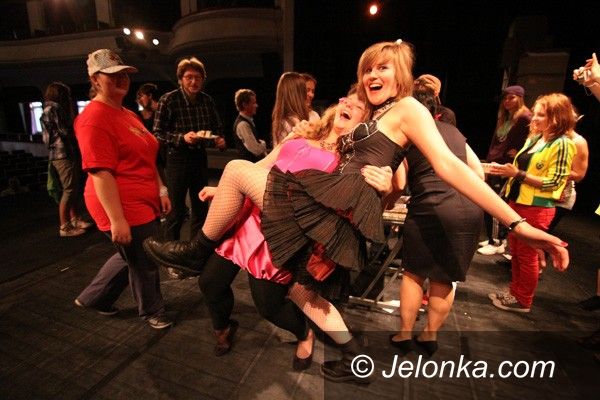 JELENIA GÓRA: Tort z „Medioracją” na finał teatralnej przygody