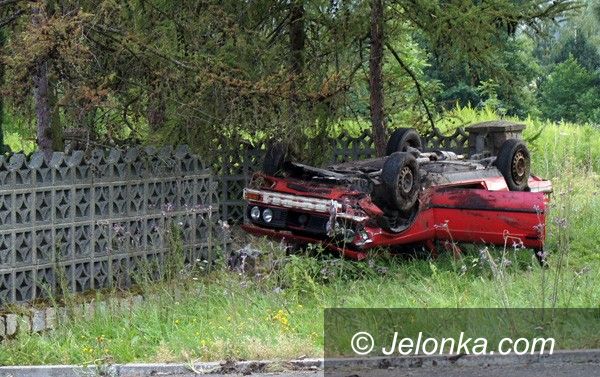 REGION JELENIOGÓRSKI: Samochód „wbił się” w mur