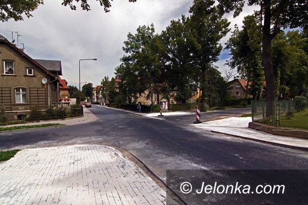 JELENIA GÓRA: Chodniki na Prusa. Można wybić zęby