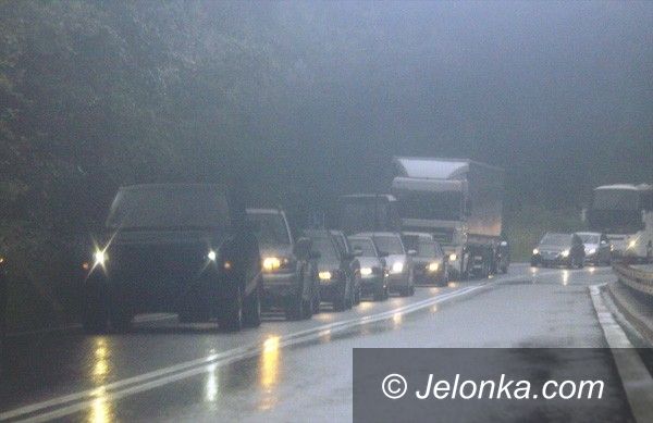 REGION JELENIOGÓRSKI: Groźnie na „trójce”. Czołówka w deszczu