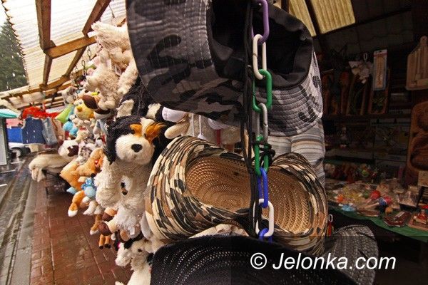 REGION JELENIOGÓRSKI: Mimo deszczu tłoczno przy wodospadzie Szklarki