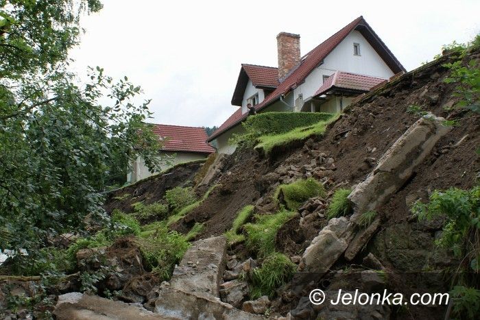 JELENIA GÓRA: Runął mur pod górą Chojnik. Los samowoli