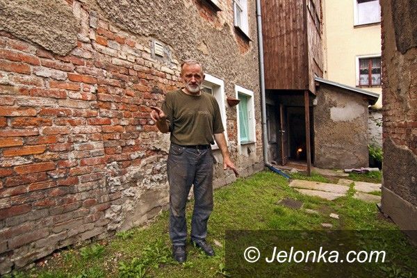 JELENIA GÓRA: Żaby i szczury w piwnicy. Na Zjednoczenia Narodowego