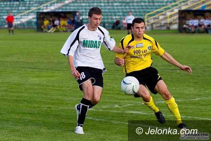 Jelenia Góra: Remis w strugach deszczu
