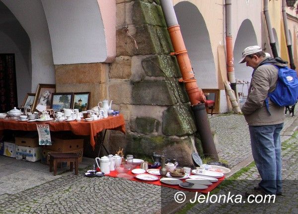 JELENIA GÓRA: Skromna giełda rozmaitości w deszczu i chłodzie