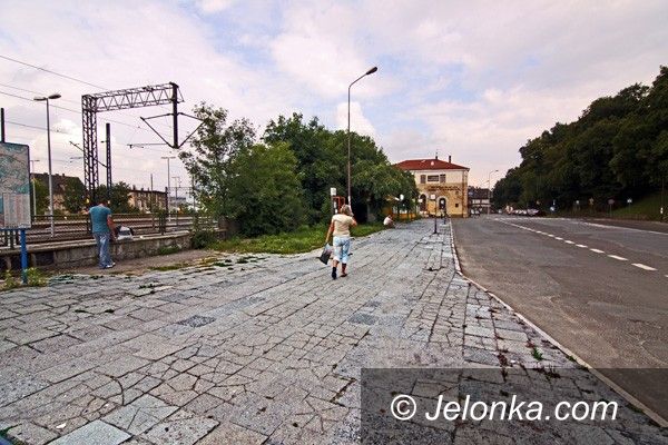 JELENIA GÓRA: Dziura na dziurze, wyrwa na wyrwie