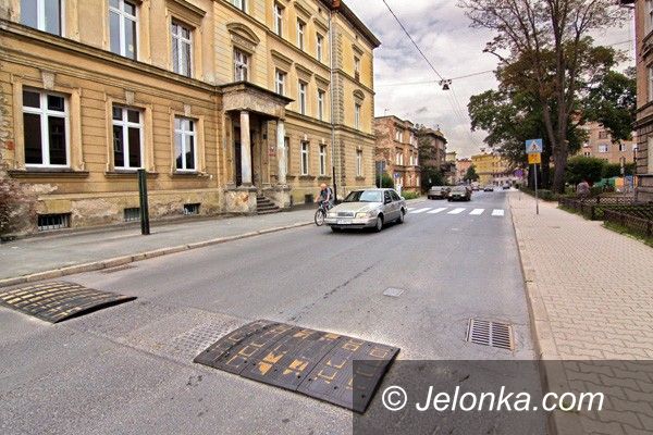 JELENIA GÓRA: Ulica Okrzei czeka na remont . Wykonawca ma czas