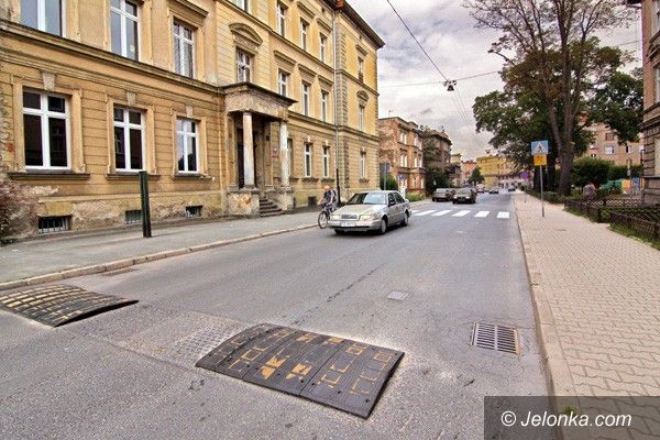 JELENIA GÓRA: Ulica Okrzei czeka na remont . Wykonawca ma czas