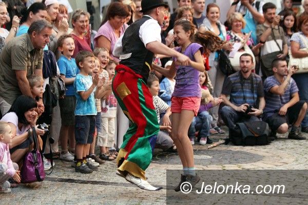 JELENIA GÓRA: Start Festiwalu Teatrów Wędrujących. Cyrk i refleksja na początek