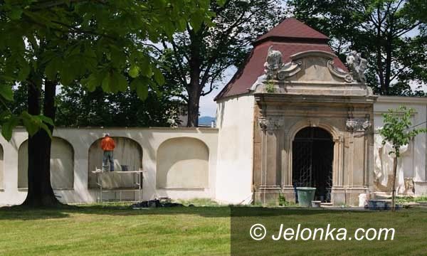 JELENIA GÓRA: Jedni remontują, drudzy niszczą