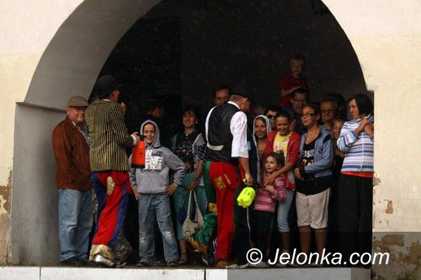 JELENIA GÓRA: Teatry Wędrujące. Czarowanie przedmiotami ulewą przerwane