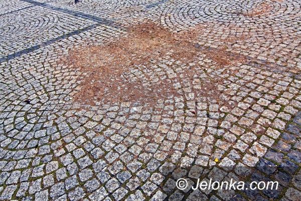 JELENIA GÓRA: Brudy na placu Ratuszowym